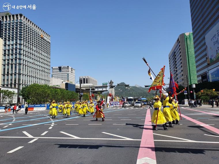 종묘대제를 위해 어가행렬로 많은 시민들이 모였다.