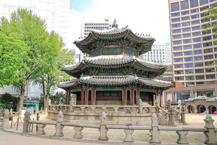 황궁우(皇穹宇)는 3층 팔각건물로 하늘신들의 신위와 태조의 신위를 보관하던 곳이다