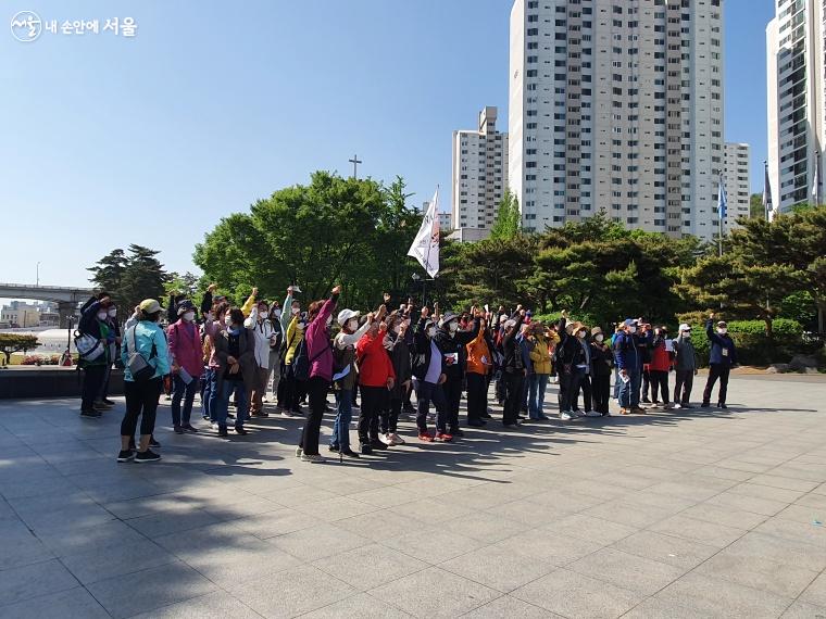 5월 1일 노동자의 날에 노동자와 일반 시민들이 '전태일 따라 걷기'를 위해  독립문공원에  모였다.