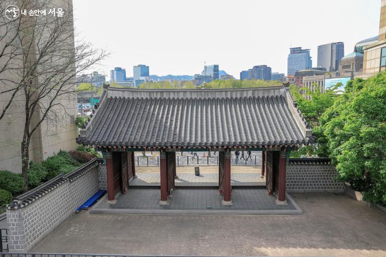 안쪽에서 바라본 '환구단' 정문 내측 풍경. 문 뒤로 보이는 서울 도심 풍경이 이색적으로 보인다. 