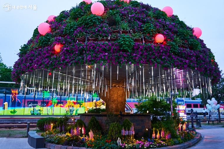 영화 ‘아바타’에 등장하는 거대한 나무를 연상케 하는 ‘아바타 트리’의 모습. 걸이화분 1,500개와 40개의 조명장치가 설치된 대형 꽃나무 조형물인 아바타 트리는 서서히 회전함에 따라 조명구의 색상이 다양하게 변화해 환상적인 느낌을 준다 ⓒ이정규