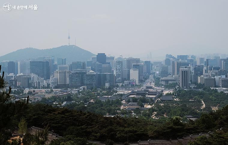 경복궁, N서울타워 등 주요 건물들이 서울의 위치를 가늠하게끔 해 준다. ⓒ김아름