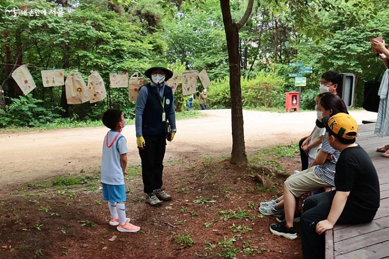 만든 작품을 전시해 두고 설명 하고 있다. ⓒ정향선