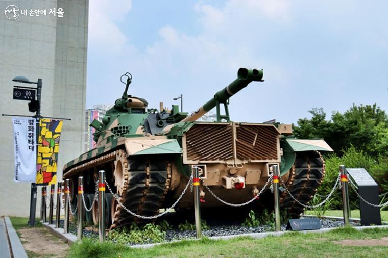 전망대 앞에 퇴역한 육군전차와 장갑차가 세워져 있다.