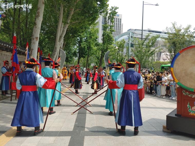 교대의식 전후로 덕수궁 대한문을 지키는 수위의식 