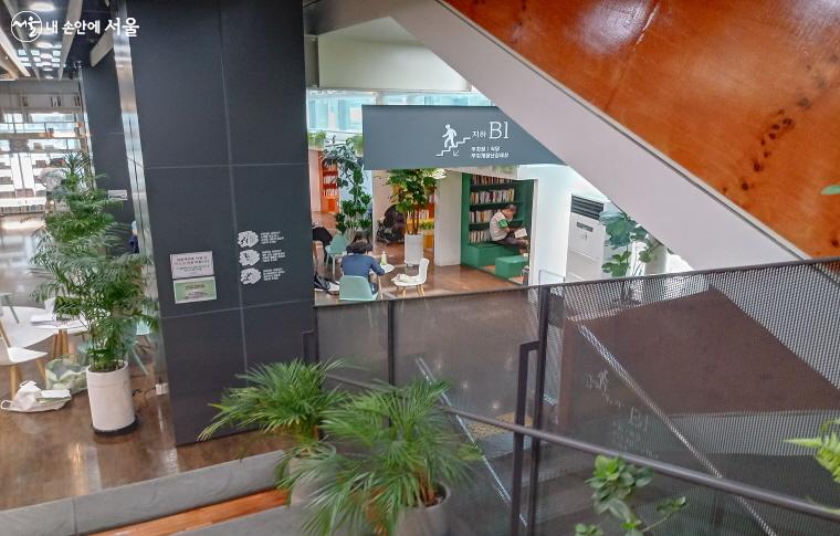 책을 대출할 수 있는 3층 무지개도서관으로도 연결된 계단이 있다.