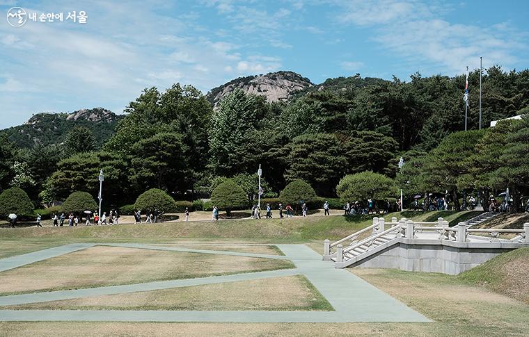 청와대 본관 앞에는 대정원이 있다. 시민들은 아름다운 풍경 속에서 휴식을 취하며 야외 나들이를 만끽했다. ⓒ김아름