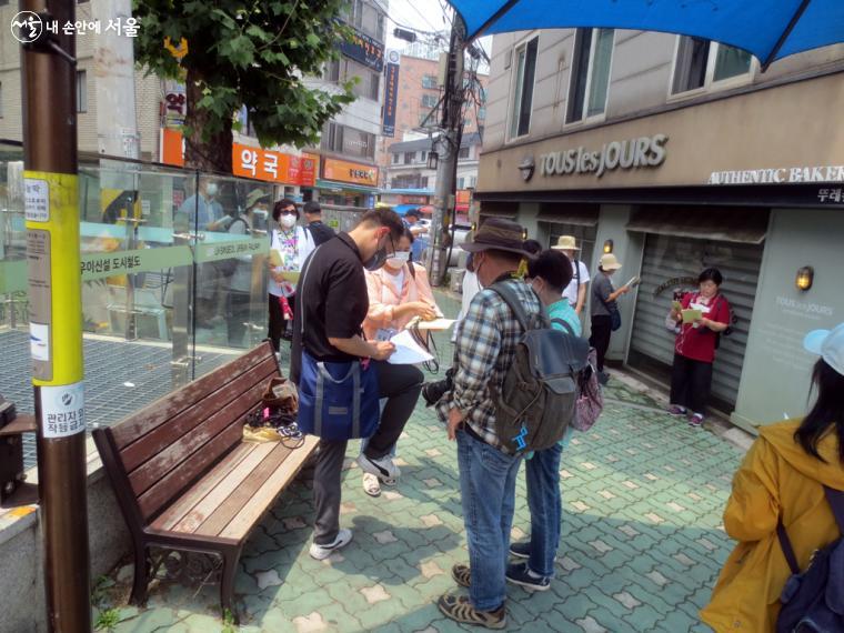 '서울역사문화답사'에 참가한 시민들의 목록을 확인하는 운영위원들 모습