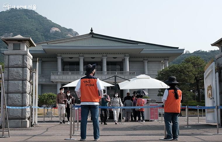 청와대 관람은 청와대 건물 중 가장 왼쪽에 위치한 영빈관(영빈문 입장)부터 시작하는 것이 좋다. 입구 게이트에서 관람 예약 시 발급 받은 바코드로 입장 후 자유롭게 관람하면 된다. ⓒ김아름