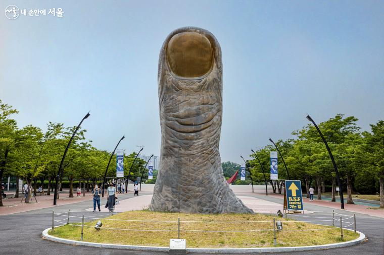 '올림픽공원' 8경 중 2경으로 지정된 세자르 발다치니의 조각작품 <엄지 손가락>