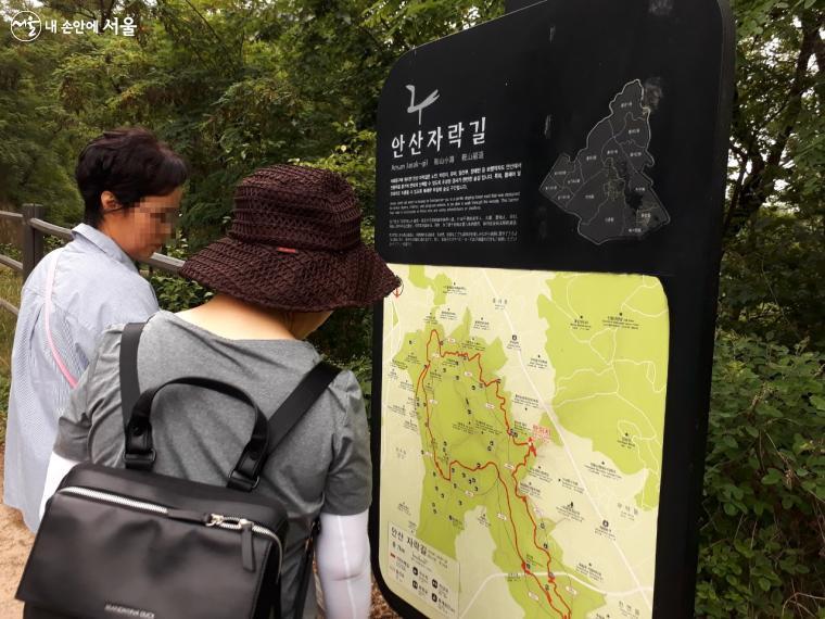 서대문에 위치한 ‘안산자락길’은 7km 길이의 전국 최초의 순환형 무장애자락길이다.