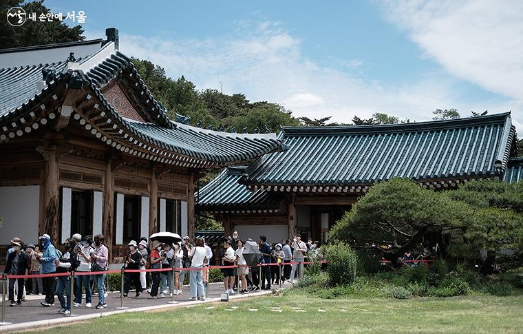 대문을 들어서면 생활공간인 본채와 접견 행사 공간인 별채가 배치돼 있다. ⓒ김아름