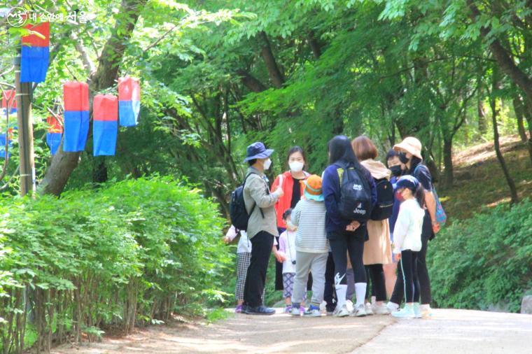 안산자락길에서 숲해설프로그램을 이용하며 숲을 즐기는 시민들