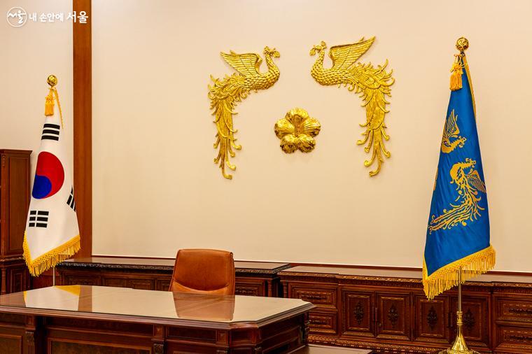 청와대 본관 2층 대통령 집무실에 테이블이 놓여있고 뒤로 무궁화꽃과 봉황이 그려져 있다 ⓒ문청야
