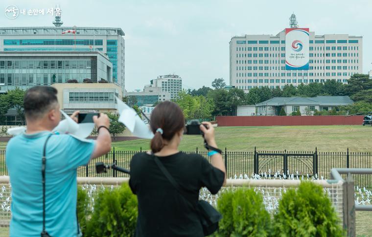 '전망대'에 올라가 대통령실을 정면으로 바라보며 기념사진을 찍을 수 있다 ⓒ이용수