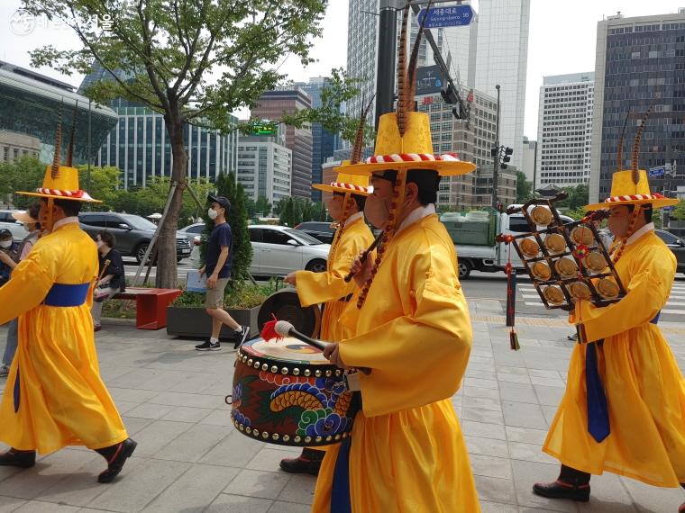  교대의식과 순라의식 시 힘찬 군악을 연주하는 취라척