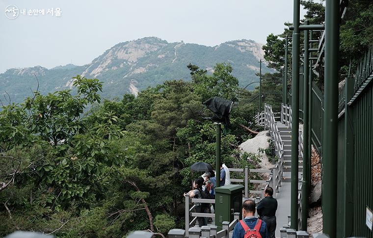 청와대 전망대에서는 앞서 대통령 관저 뒤에서 본 것보다 훨씬 높은 곳에서 시원하게 서울을 조망할 수 있다. ⓒ김아름