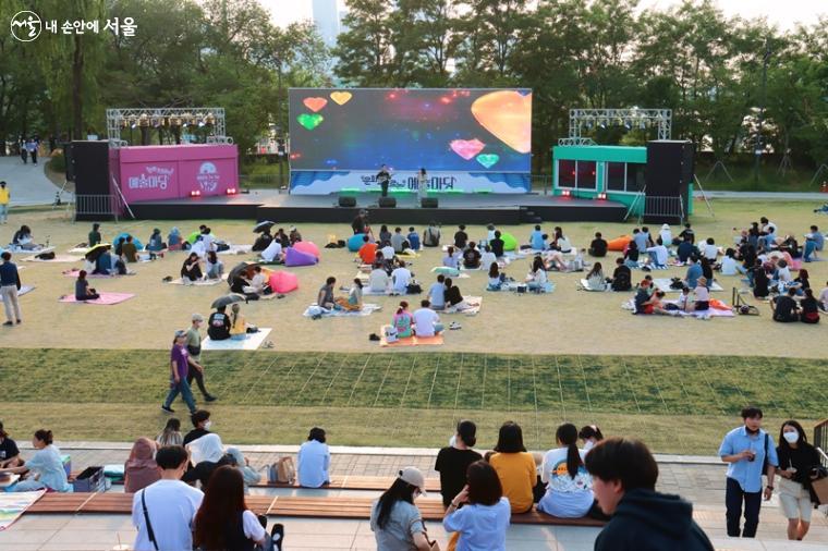 김광석의 <바람이 불어오는 곳> 노래를 관객들도 흥얼거리며 즐거워 한다.
