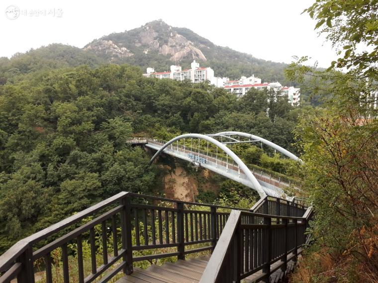 안산자락길과 인왕산을 도보로 이용해 오갈 수 있는 무악재하늘다리