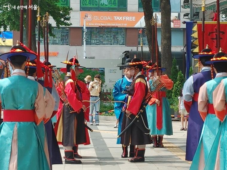 왕궁 수문장 교대의식을 위해 정렬해 있다.