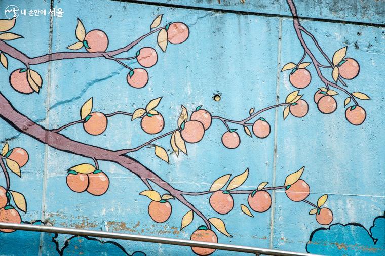 용왕산근린공원 내에 그려진 벽화가 전통미를 가득 품고 있다. ⓒ임중빈 