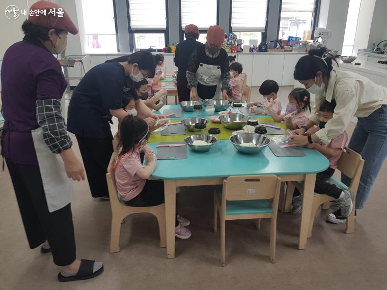 요리노리 체험교실에서 어린이들을 지도하고 있는 성북시니어클럽 선생님들