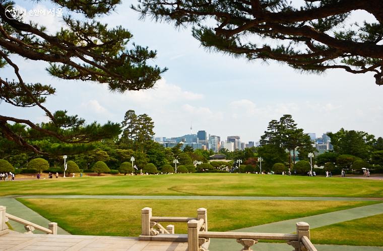 본관 앞에서 남쪽의 시내 방향을 바라본 모습. 저 멀리 남산과 남산타워가 보인다.