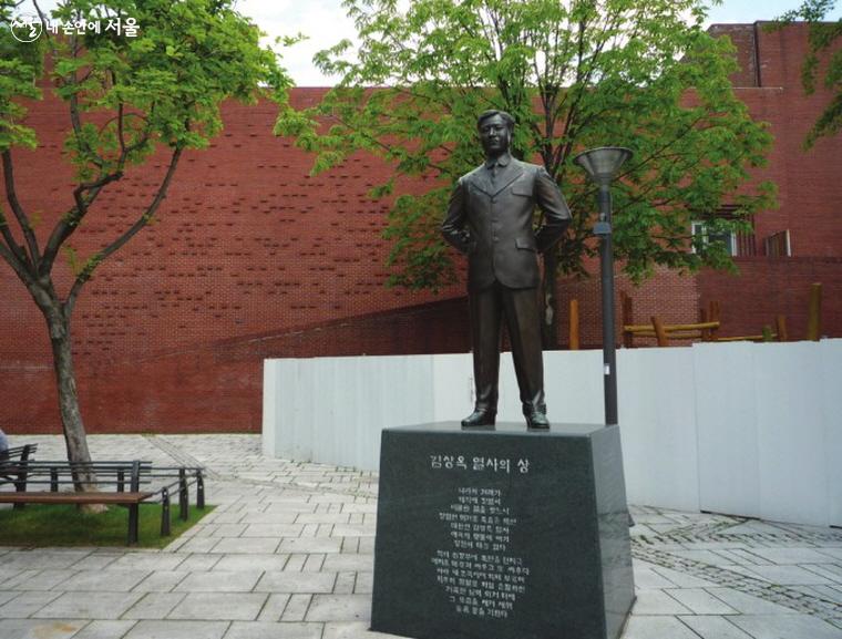 마로니에 공원에 있는 김상옥 의사의 동상