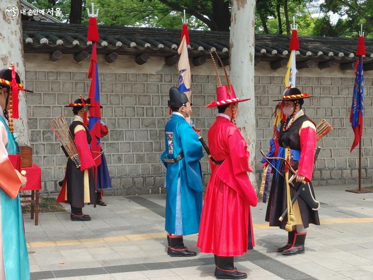 수문군을 지휘하며 궁성문 수호의 책임자로 종6품의 무관인 수문장