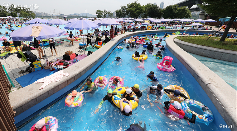 6월 24일, 한강 수영장이 3년 만에 개장한다.