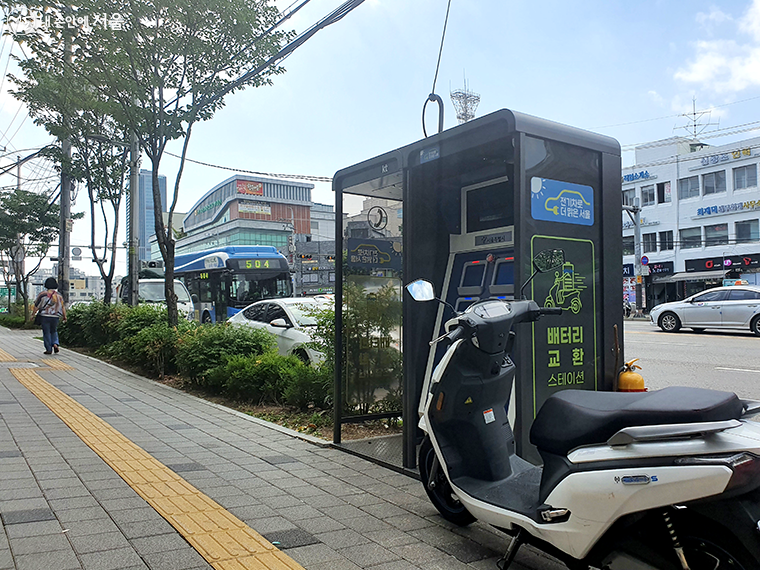 서울시는 올해 강남지역 등에 전기오토바이 충전소 150개소를 설치할 예정이다.