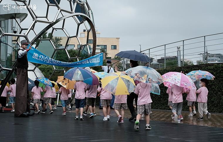 7월 1일 정식 개관을 앞둔 6월 29일, 30일 양일간 ‘서울시 에너지수호천사단’으로 지정된 어린이집 아이들 200여 명을 초청하는 사전 특별프로그램을 시행했다. ⓒ김아름