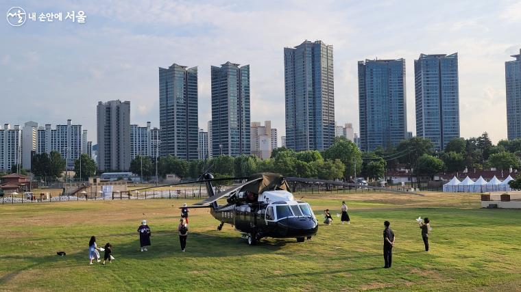 대통령실 앞뜰에 있는 VH-60 전용헬기가 눈길을 끈다.