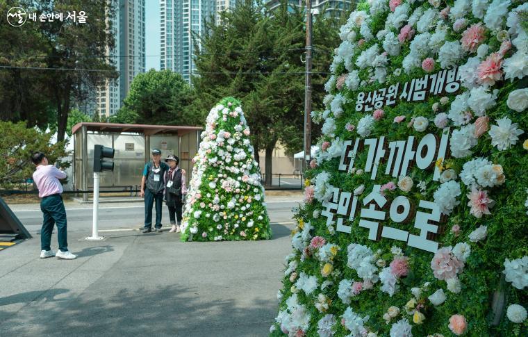 용산공원 입구에서 기념사진을 찍는 시민들 ⓒ이용수