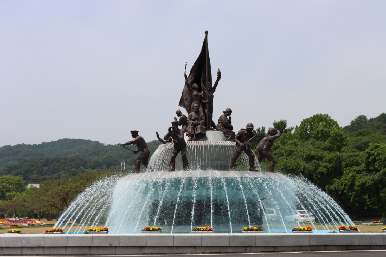 서울에는 우리나라 최대의 현충시설인 국립서울현충원이 있다.