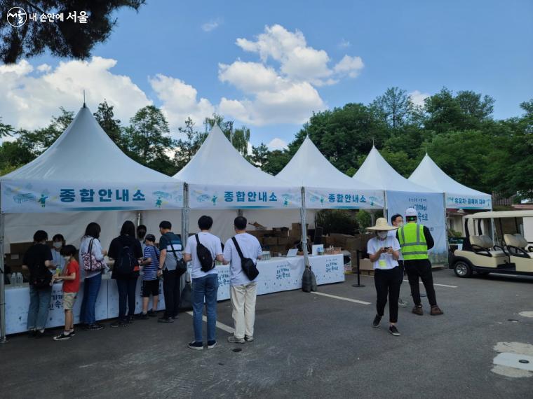 검색대를 지나 종합안내소에서 생수와 안내문을 받은 후 답사 안내를 받았다.