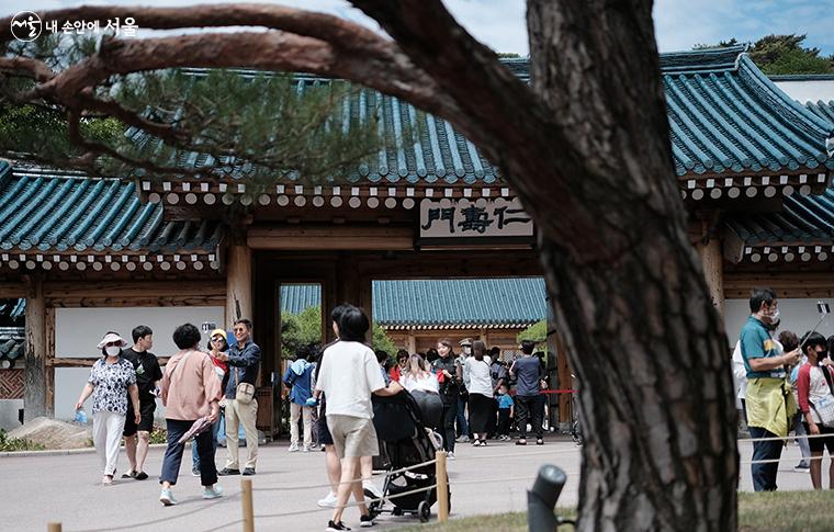 대통령과 그 가족이 생활하는 '대통령 관저'의 대문은 팔작지붕의 겹처마에 한식 청기와를 얹은 형태이다. ⓒ김아름