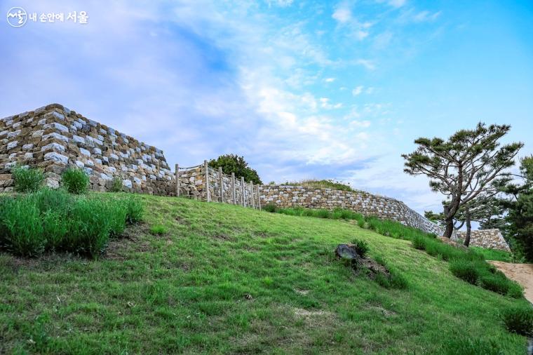 용마산과 아차산에는 고구려 시대 보루와 성벽, 건물지의 흔적이 곳곳에 남아있다 