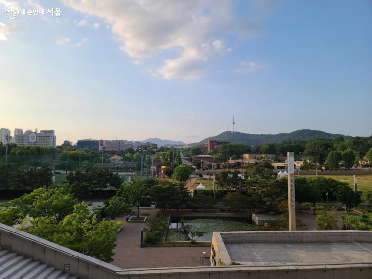 출구는 국립중앙박물관 쪽으로 나오게 되어 있어 국립중앙박물관에서 용산공원을 내려다 볼 수 있었다.