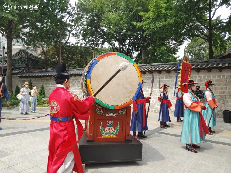 왕궁 수문장 교대의식을 위해 '개식타고'로 시작을 알리고 있다.