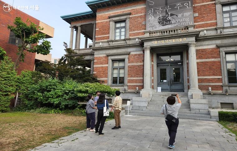 남서울미술관 공간들을 꼼꼼히 살펴보고 있는 관람객들의 모습