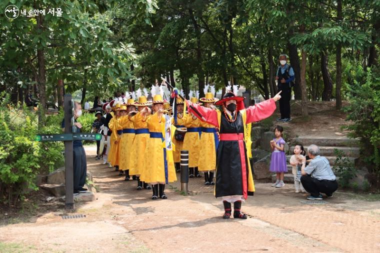 국악연주와 화려한 행렬의 축제가 평화문화진지를 가득 채우고 있다.