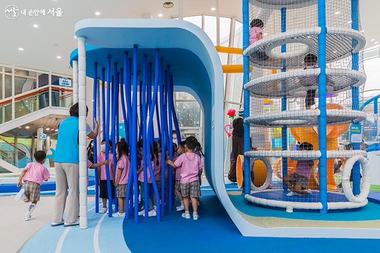 수도꼭지 등을 형상화한 놀이 시설은 아이들의 상상력을 자극할 만큼 흥미롭게 디자인 됐다 ⓒ유서경