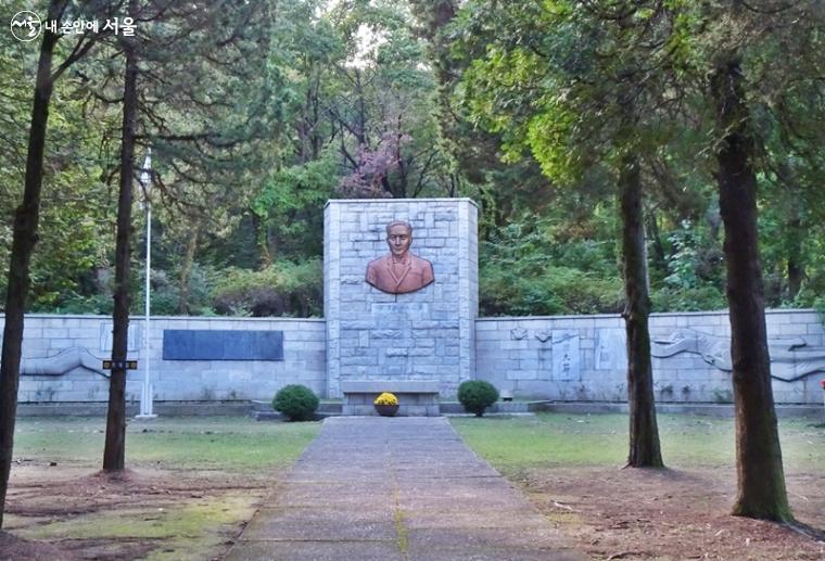 근현대사기념관에서 이어지는 애국선열 묘소 ⓒ김종성