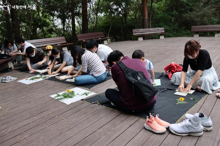 꽃잎과 풀들을 이용해 나만의 지갑과 주머니를 만들어 볼 수 있다. ⓒ정향선