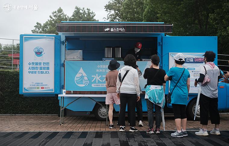 아리수나라를 찾은 시민들에게 아이스티와 아메리카노 등 수돗물로 만든 음료를 제공하고 있다. ⓒ김아름