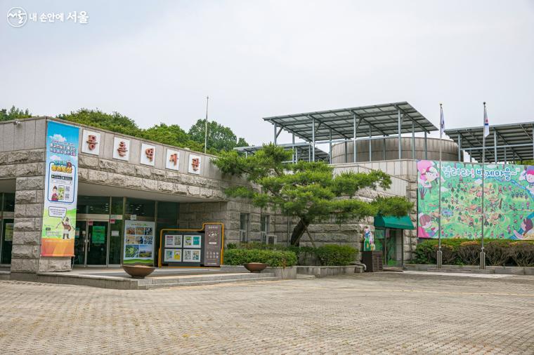 자녀들과 함께 왔다면, 백제시대 한강 유역의 유적 및 유물을 모아 전시한 '몽촌역사관'에 들러보는 것도 좋다. 