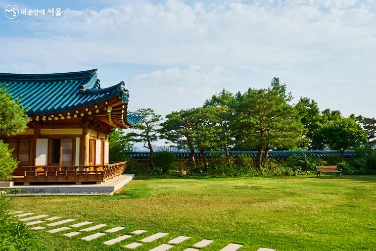 본채 앞마당에는 넓은 뜰과 사랑채가 자리하고 있다.