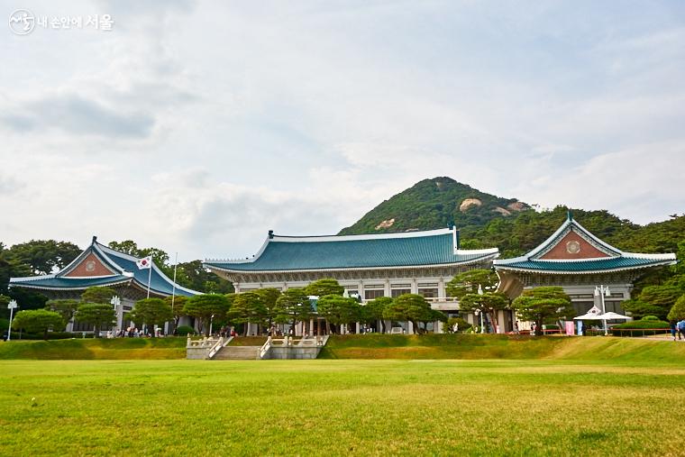 청와대 본관의 모습. 중앙의 본채와 좌우 별채가 있다. 조선시대 경복궁의 주산이었던 북악산의 우뚝 솟은 모습과 잘 어울린다.