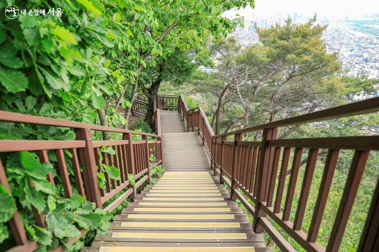 용마폭포공원 뒤로 나무데크길과 계단을 따라 걷다보면 산 중턱을 지나 어느새 산 정상부까지 이어진다